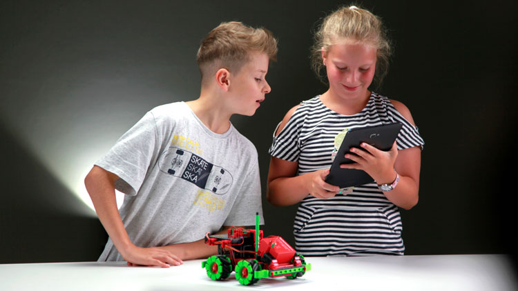 Kinder spielen mit dem Robotics Hightech