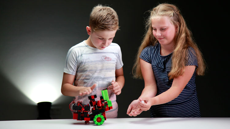 Kinder spielen mit dem Robotics Smarttech